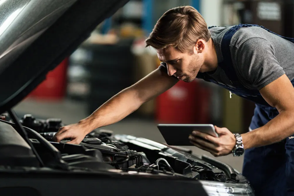 Contrôle technique d'une automobile de collection en stockage